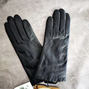 Elegant Black Leather Gloves